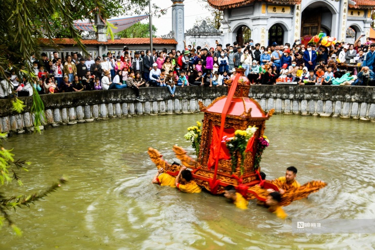 Kiệu quay dưới giếng trước sân chùa.