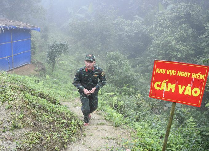 Trung úy Phạm Đức Trường, Trung đội trưởng Công binh 3, kiểm tra kho vật nổ sau rà phá của Đại đội Công binh 19, tháng 1/2024. Ảnh: Giang Huy