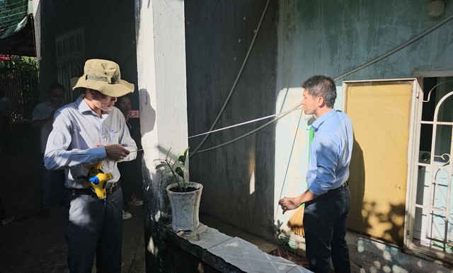 Cán bộ, nhân viên kiểm đếm đo đạc đất tại dự án cao tốc Biên Hòa - Vũng Tàu qua địa bàn phường Phước Tân, TP Biên Hòa