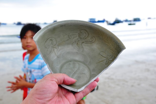 Một mảnh gốm sứ được ngư dân nhặt được ở bờ biển