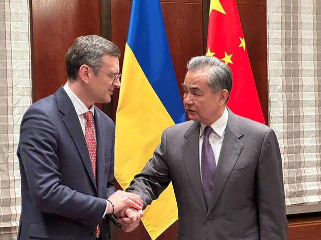 Ngoại trưởng Trung Quốc Vương Nghị (phải) gặp Ngoại trưởng Ukraine Dmytro Kuleba. Ảnh: X