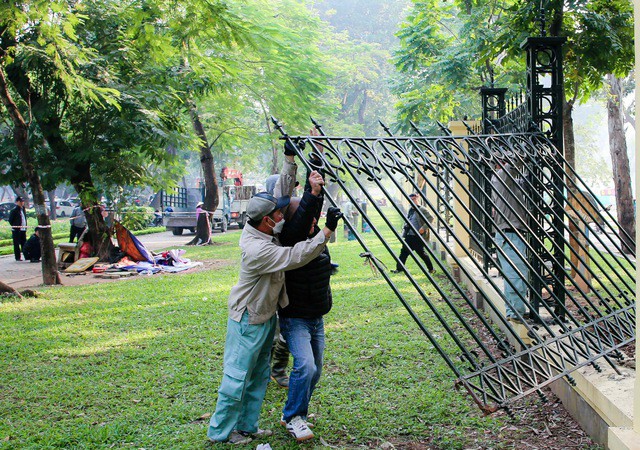 Lực lượng chức năng hạ rào Công viên Thống Nhất. Ảnh: Hữu Hưng