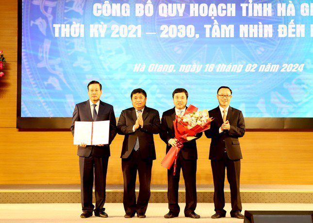 Bộ trưởng Bộ Kế hoạch và Đầu tư Nguyễn Chí Dũng (thứ 2 từ trái qua) trao quyết định phê duyệt quy hoạch tỉnh Hà Giang cho các lãnh đạo tỉnh.