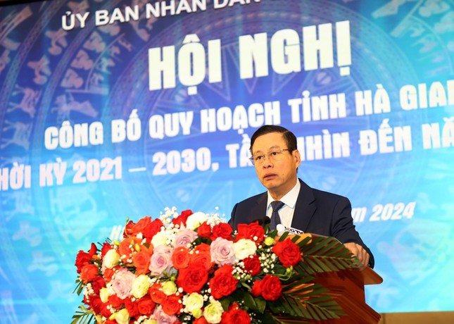 Chủ tịch UBND tỉnh Hà Giang Nguyễn Văn Sơn phát biểu tại hội nghị.