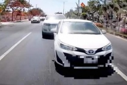 Tin tức trong ngày - Clip: Nữ tài xế lái xe bán tải chạy "mất kiểm soát" gây họa cho 2 ô tô