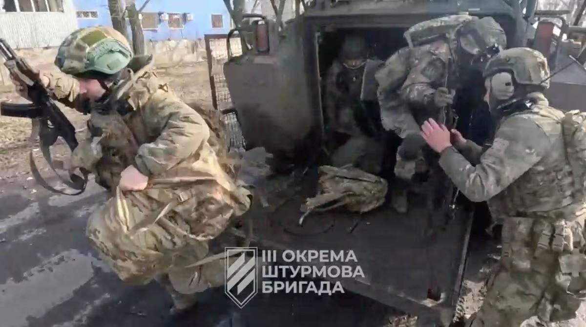 Binh sĩ Ukraine rời khỏi một phương tiện quân sự ở Avdiivka (ảnh: Reuters)