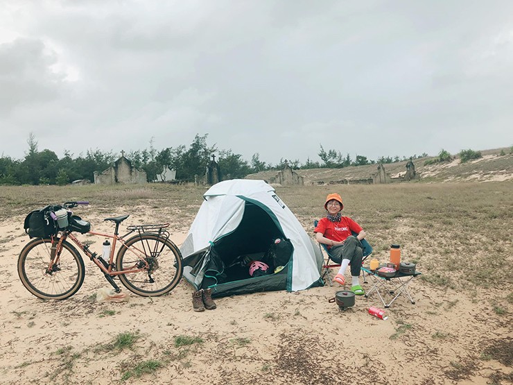 Cô gái 9X đạp xe xuyên Việt, từng ngủ ở nghĩa trang: Cộng đồng tranh cãi - 8