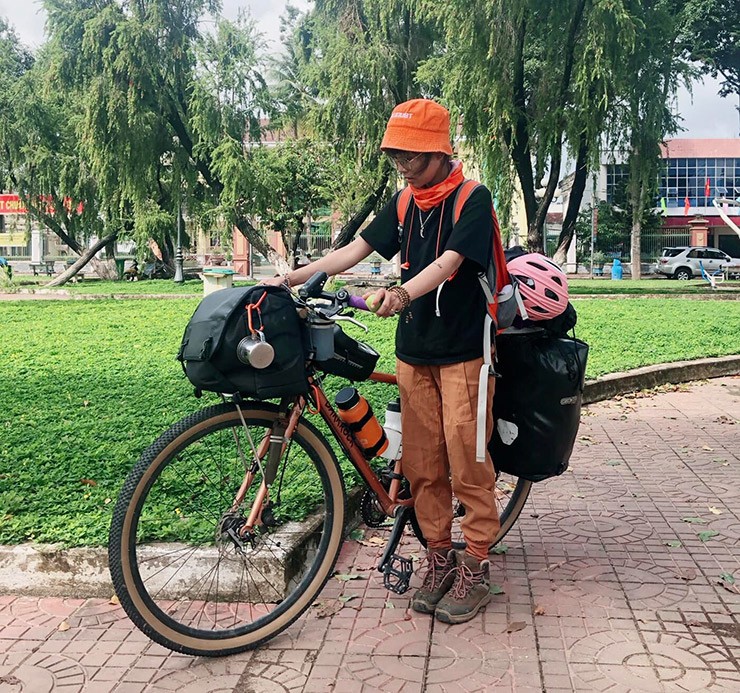 Cô gái 9X đạp xe xuyên Việt, từng ngủ ở nghĩa trang: Cộng đồng tranh cãi - 9