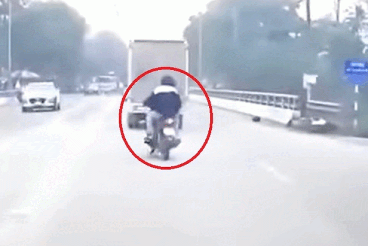 Clip: Thanh niên đi xe máy uốn éo thể hiện nhận cái kết đắng ngắt - 1