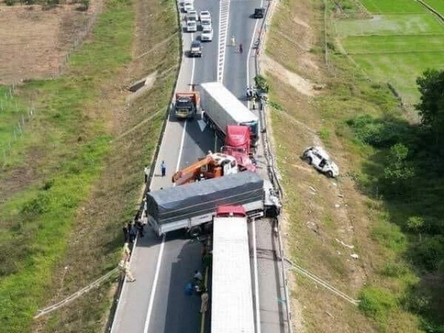 Tin tức trong ngày - Bộ Giao thông nói gì về cao tốc Cam Lộ- La Sơn 2 làn xe với dải phân cách mềm?