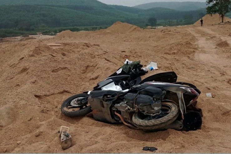 Chiếc xe máy của anh S được phát hiện trên bãi cát bên sông Hiếu.