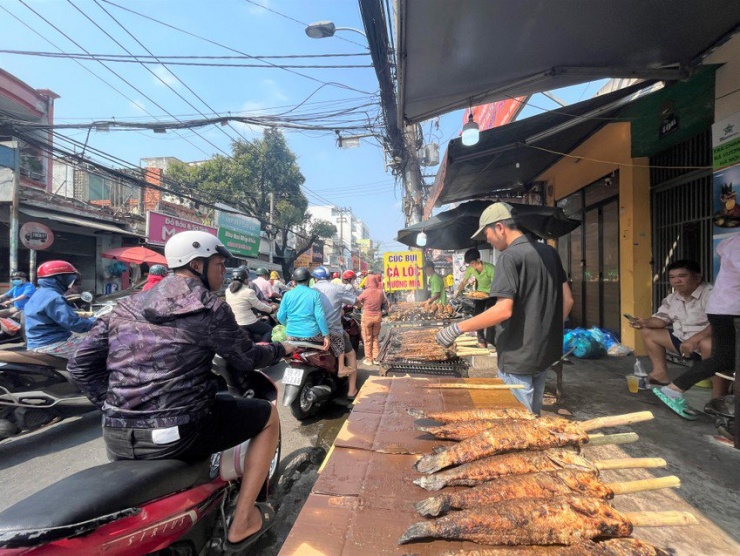 Hơn 10 giờ sáng, nhiều người dân đang ghé mua cá lóc.
