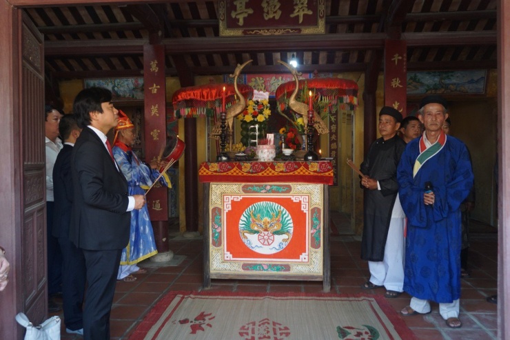 Lãnh đạo huyện Hoà Vang thắp hương dâng lễ tại Đình làng Túy Loan. Ảnh: MINH TRƯỜNG.