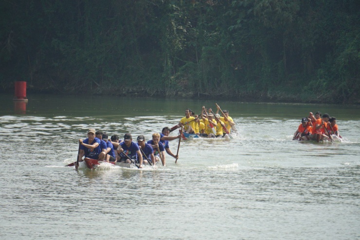 Bốn đội thi tham gia tranh tài trên sông Túy Loan. Ảnh: MINH TRƯỜNG.