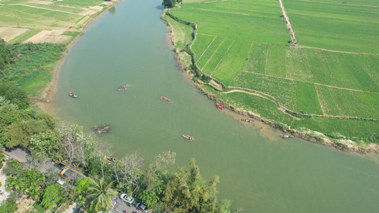 Trước mặt đình làng là con sông Túy Loan diễn ra cuộc thi đua thuyền truyền thống hàng năm. Ảnh: MINH TRƯỜNG.