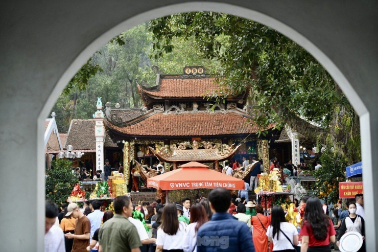 Đền Bà Chúa Kho là đền thờ Mẫu nằm lưng chừng núi Kho, thuộc phường Vũ Ninh, TP. Bắc Ninh. Ngôi đền từ lâu được người dân truyền tai nhau là nơi linh thiêng để đi 