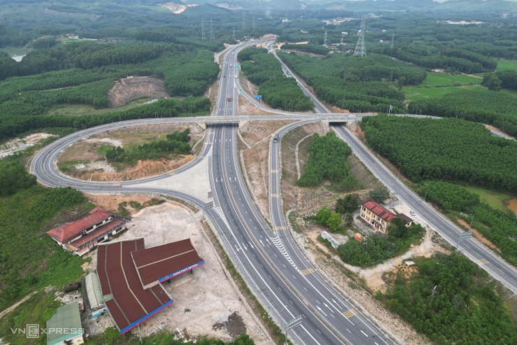 Nối tỉnh Quảng Trị với tỉnh Thừa Thiên Huế, cao tốc Cam Lộ - La Sơn dài 98,3 km, trong đó 85 km mặt cắt ngang 12 m, hai làn xe, tốc độ 60-80 km/h; gần 13 km còn lại mặt cắt 23 m, bốn làn xe, tốc độ 80 km/h. Tuyến đường mới được khánh thành giai đoạn một ngày 31/12/2022.