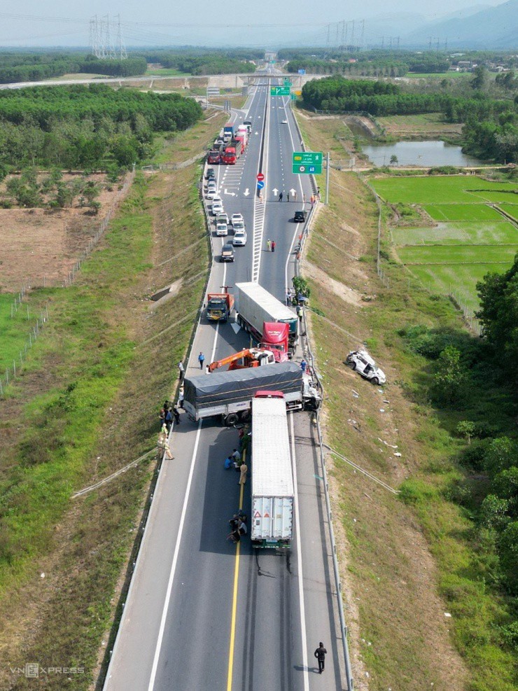 Hiện trường vụ tông xe liên hoàn khiến ba người chết - 1