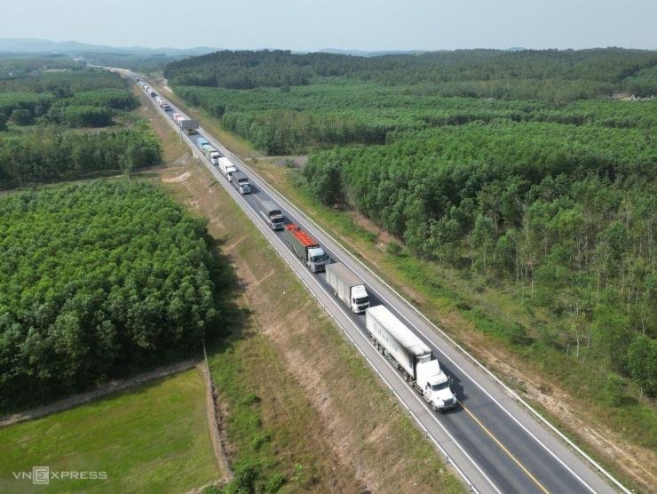 Dãy xe nằm dài vài trăm mét chờ thông tuyến. Cảnh sát giao thông đã hướng dẫn ôtô rẽ xuống đường tránh Huế và quốc lộ 1A.
