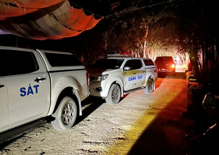 Ô tô đưa lực lượng Công an thị xã Ninh Hòa vào gần hiện trường trong đêm tối.