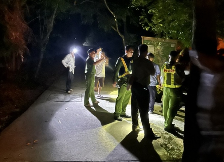 Công an thị xã Ninh Hòa phối hợp với các lực lượng quân sự, biên phòng, dân quân và người dân địa phương tìm kiếm nạn nhân xuyên đêm.