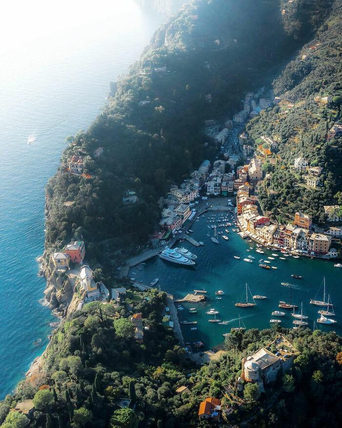 Liệu bạn có thể cưỡng lại khung cảnh đẹp như một bức trang của thị trấn Portofino ở Italia này không? Mặc dù diện tích nơi này rất khiêm tốn nhưng thực sự rất quyến rũ.