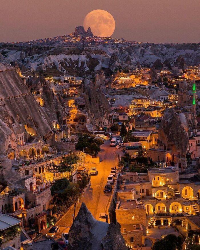 Bạn có thể chiêm ngưỡng cảnh quan ngoạn mục này ở Cappadocia, Thổ Nhĩ Kỳ.