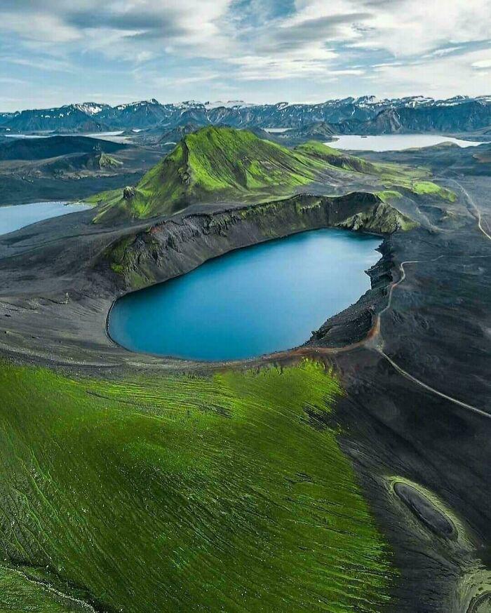 Nhiều người có động lực hơn muốn tới Iceland khi nhìn cảnh địa điểm này. Thiên nhiên ở đất nước này thực sự không có lời nào để diễn tả hết. Sông băng, núi lửa, thác nước, cát đen, bờ biển… mọi thứ đều đẹp tuyệt.