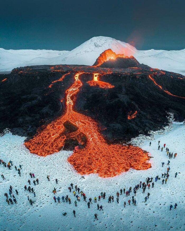 Một vụ phun trào núi lửa ở Fagradalsfjall, Iceland trông như người ta đang đổ siro trên tuyết.