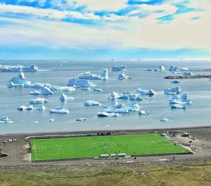 Bạn sẽ thấy khó tin khi có một sân bóng đá như thế này đúng không? Hãy đến Greenland để tận mắt chiêm ngưỡng điều tuyệt vời này.