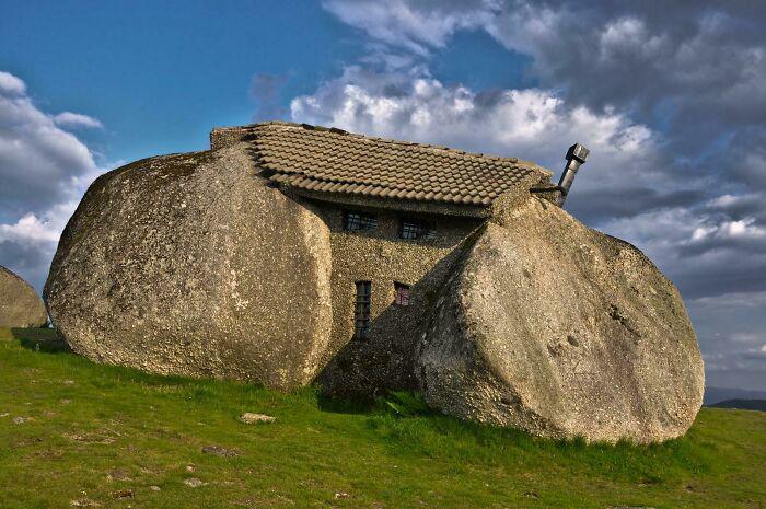Đây là một ngôi nhà đá theo đúng nghĩa đen ở Bồ Đào Nha và bạn sẽ kinh ngạc hơn khi thấy cảnh quan xung quanh nơi đây.