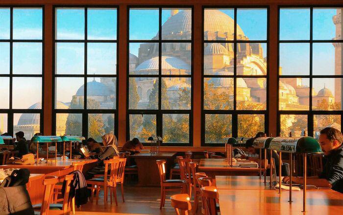 Được ngồi học trong thư viện của Đại học Istanbul, Thổ Nhĩ Kỳ, bên ngoài là tòa lâu đài cổ kính tuyệt đẹp, khung cảnh giống như trong một bộ phim giả tưởng.