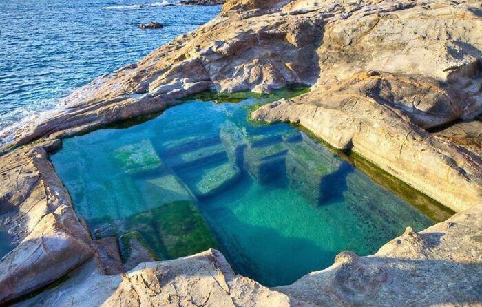 Một bể bơi tự nhiên bên bờ biển La Mã này khiến bao người thèm được tới đắm mình trong làn nước trong xanh. Địa điểm này là vách đá Calafuria, gần Livorno ở Tuscany, Italia.