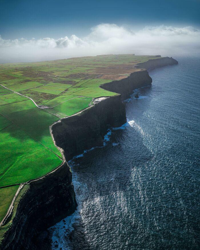 Khung cảnh tuyệt đẹp của vách đá Moher ở Ireland.