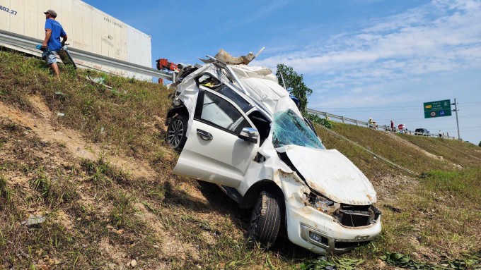 Ôtô 7 chỗ bị vò nát phần đuôi xe. Ảnh: Võ Thạnh