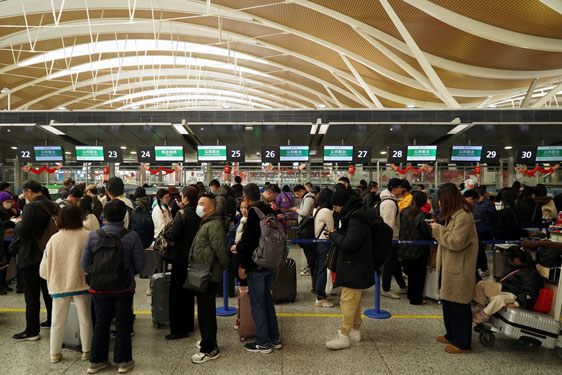 Hành khách tại sân bay ở TP Thượng Hải - Trung Quốc hôm 9-2.Ảnh: REUTERS