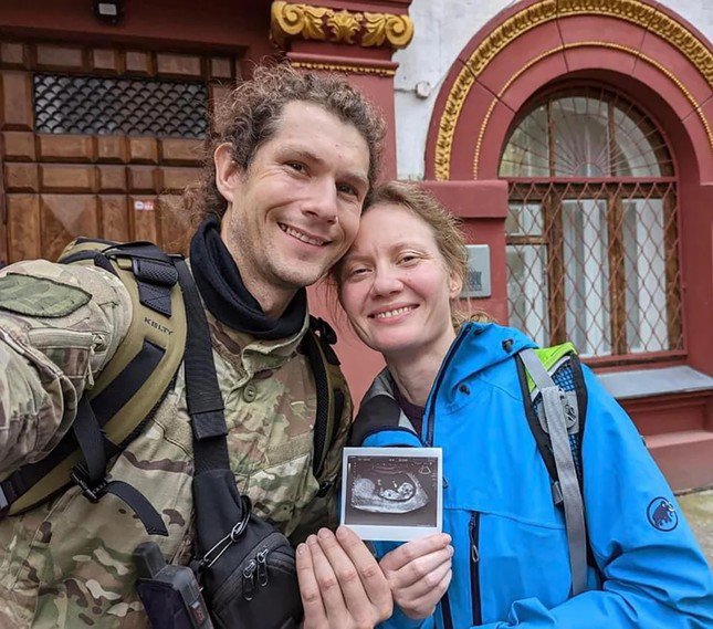 Vitalii rất vui khi biết tin vợ mình có thai; tin này đến với anh khi anh đang di chuyển từ tiền tuyến này sang tiền tuyến khác. Ảnh: Natalia Kyrkach-Antonenko