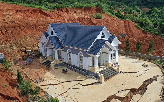 Một ngôi nhà của người dân gần dự án hồ chứa nước Đông Thanh bị lún nứt, hư hỏng trong năm 2023.