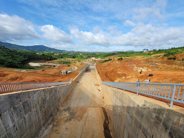 Các vết nứt xuất hiện năm 2023 tại một công trình thuộc dự án hồ Đông Thanh.