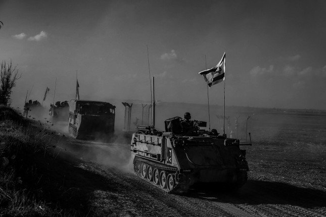 Một đoàn xe quân sự của Israel trên đường biên giới với Dải Gaza ngày 15/10/2023. Ảnh: Getty Images.