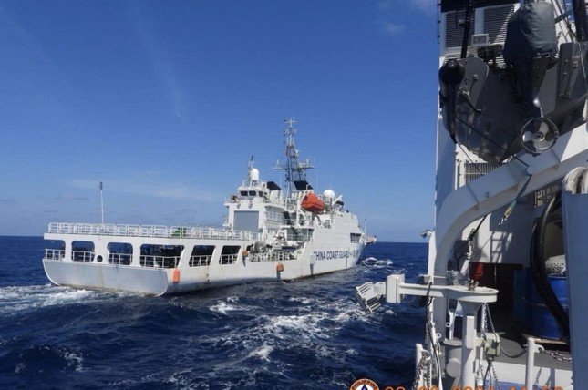 Một tàu hải cảnh Trung Quốc đi gần tàu của lực lượng bảo vệ bờ biển Philippines ở Biển Đông. (Ảnh: Reuters)