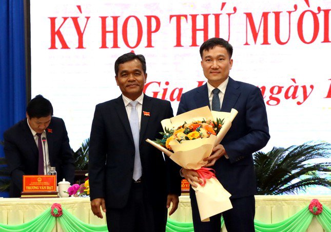 Bí thư Tỉnh ủy Gia Lai Hồ Văn Niên tặng hoa chúc mừng ông Nguyễn Tuấn Anh.