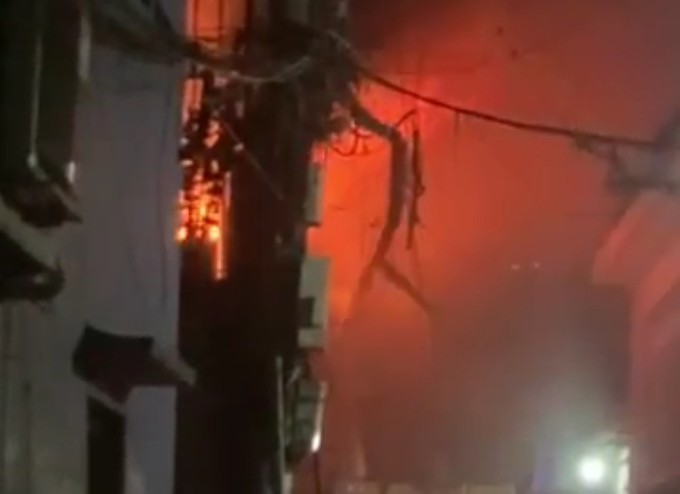 Khói lửa bùng lên căn nhà cấp 4 trong hẻm trên đường Lê Đức Thọ. Ảnh: Minh Huy