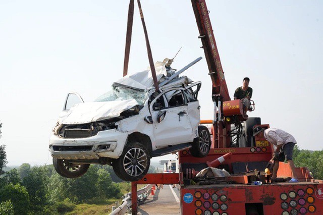 Chiếc ôtô chở theo gia đình anh Phan Đình Q. trong vụ tai nạn thảm khốc trên cao tốc Cam Lộ - La Sơn