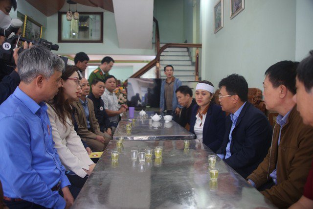 Đại diện Ban An toàn giao thông tỉnh Thanh Hóa tới thăm hỏi, chia sẻ mất mát tới gia đình có 3 người gặp nạn tử vong trên cao tốc Cam Lộ - La Sơn