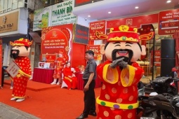 Kinh doanh - Giá vàng "lao dốc không phanh", bất ngờ với cảnh tượng mua bán trên phố vàng Trần Nhân Tông