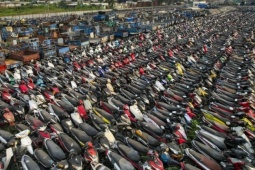 Tin tức trong ngày - Xe vi phạm chồng chất trong kho bãi ở TPHCM sau Tết