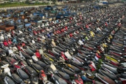 Tin tức trong ngày - Xe vi phạm chồng chất trong kho bãi ở TPHCM sau Tết