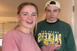 Bạn trẻ - Cuộc sống - Vợ trẻ khoe chồng, dân mạng cứ tưởng hai mẹ con