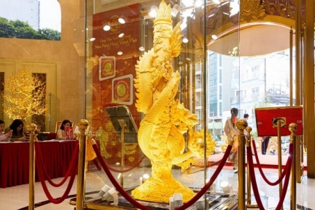 Chiêm ngưỡng tượng rồng dát vàng lớn nhất Việt Nam, cao hơn 3 mét tại Hà Nội